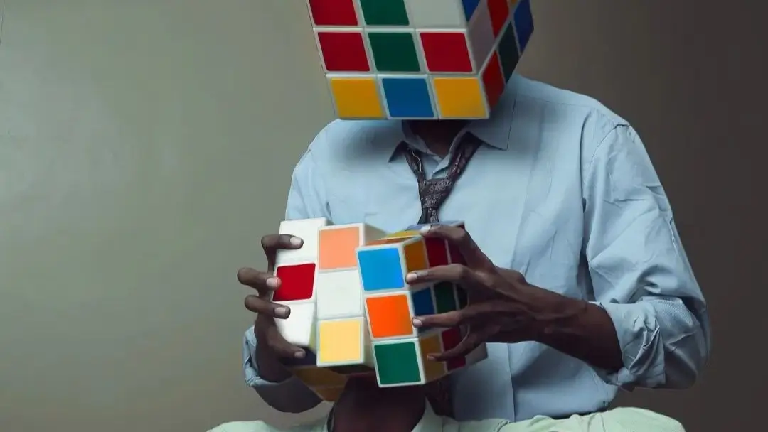 Agama dan Kebebasan Berpikir  Bitchology Seseorang berkepala rubik sedang memutar kepala rubik orang lain menggambarkan bagaimana kebebasan berpikir dan tafsir agama sering dikendalikan oleh tangan tangan manusia