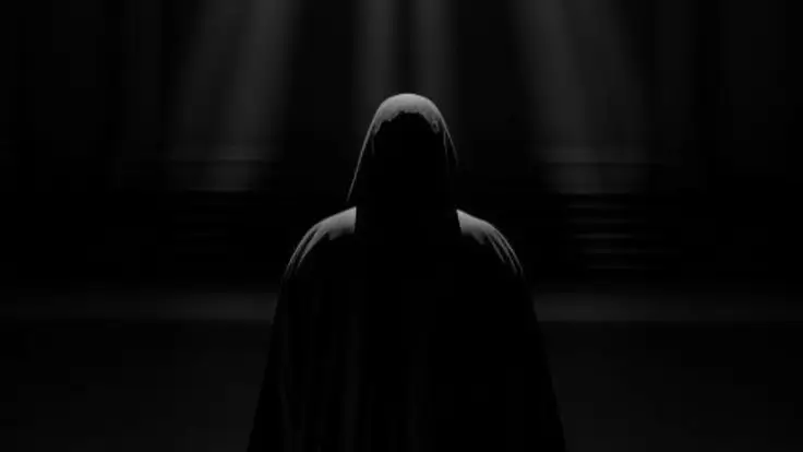 Agama dan Kekuasaan  Bitchology Seorang lelaki bertudung hitam berdiri di tempat gelap menggambarkan hubungan kelam antara agama dan kekuasaan yang saling membayangi