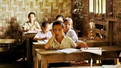 Makan Bergizi Gratis  Bitchology Anak anak SD duduk di ruang kelas reyot dengan tatapan kosong menggambarkan keterbatasan gizi dan ketimpangan dalam pendidikan gratis di Indonesia