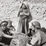 Suasana pasar kuno di Timur Tengah tempat para pedagang dan pembeli berkumpul menggambarkan kehidupan damai lintas keyakinan di tanah suci sebelum konflik modern