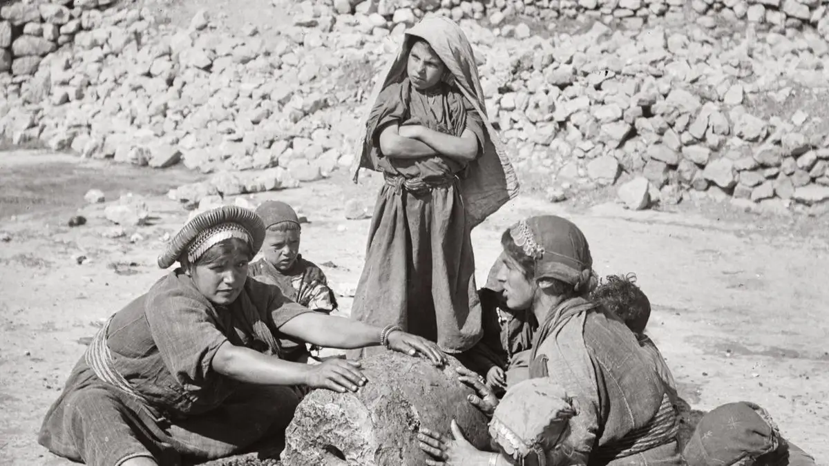 Salah Kaprah Palestina  Bitchology Suasana pasar kuno di Timur Tengah tempat para pedagang dan pembeli berkumpul menggambarkan kehidupan damai lintas keyakinan di tanah suci sebelum konflik modern