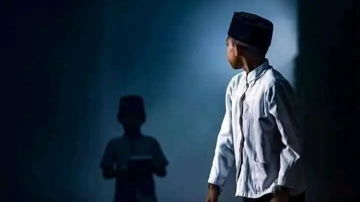 peci indonesia  Bitchology Seorang anak laki laki mengenakan peci hitam dengan ekspresi tenang menggambarkan simbol budaya dan nasionalisme Indonesia