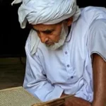 Seorang ulama tua berbaju putih tengah mempelajari Al Quran di hadapan murid muridnya sebagai simbol kebijaksanaan dan kedalaman ilmu Islam